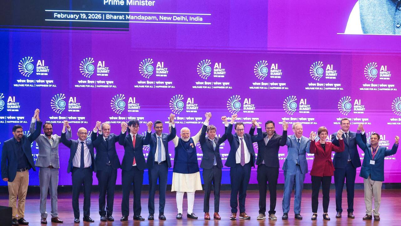 Narendra Modi et les dirigeants de groupes d’intelligence artificielle au sommet de New Delhi, en février 2026