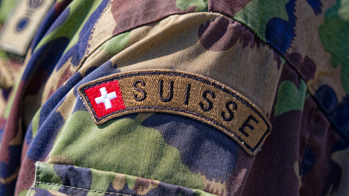 Écusson « Suisse » sur l'uniforme camouflé d'un militaire suisse