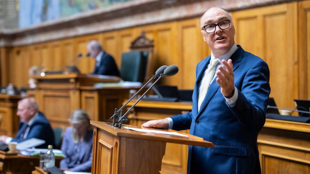 Le conseiller fédéral Martin Pfister défend le message de l’armée 2026 au Conseil national