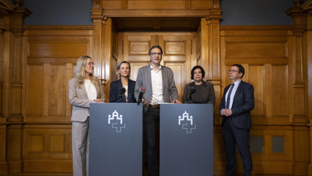 Cinq conseillers nationaux lors d'un point presse au Palais fédéral