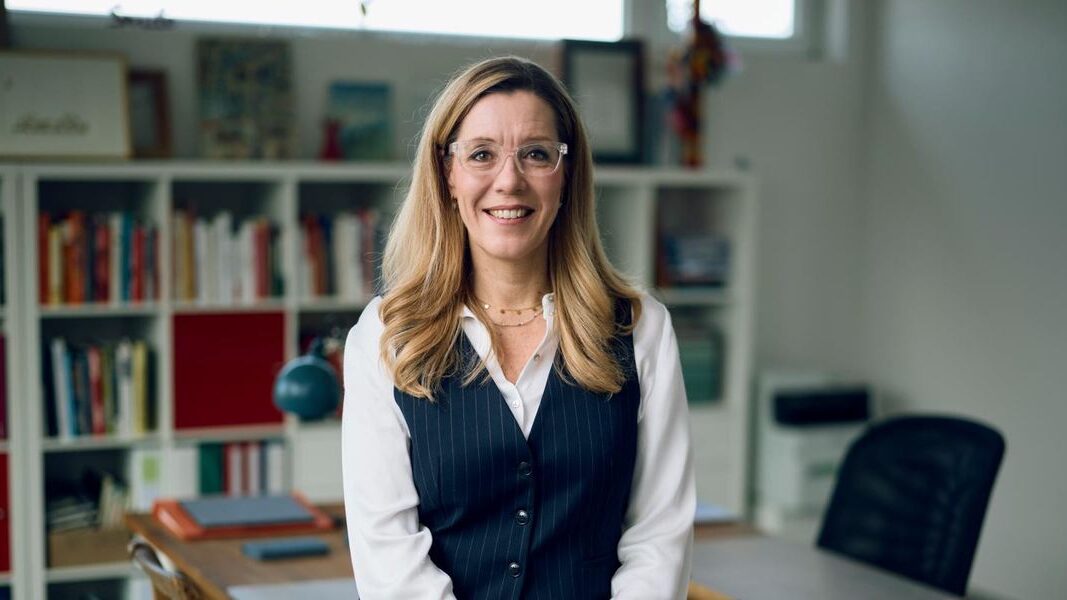 Isabelle Chappuis, autrice de la tribune, dans un bureau