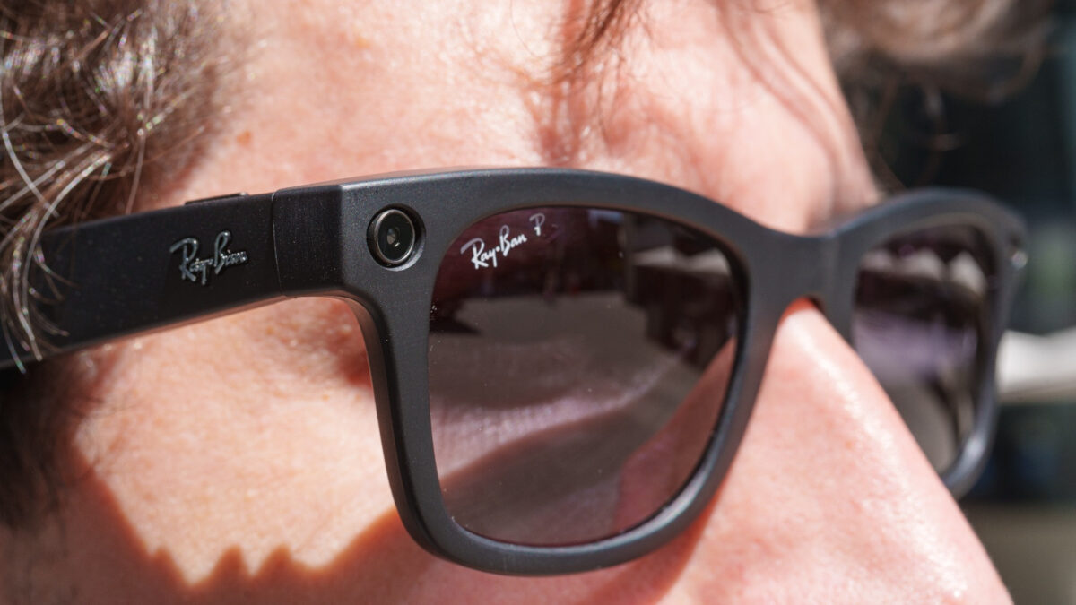 Gros plan sur des lunettes connectées Ray-Ban Meta portées par une personne, la caméra et son témoin lumineux visibles sur la branche